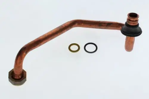 Gasrohr aus Kupfer mit einer gebogenen Form, Anschluss für eine Dichtung. Zwei O-Ringe in unterschiedlichen Farben (grün und schwarz) liegen daneben. Bosch ist die Marke.